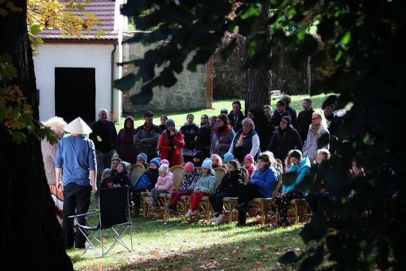 Hubertova jízda v areálu bohumilického zámku Skalice.