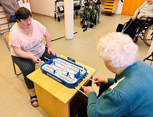 V Domově seniorů Mistra Křišťana zažívají obyvatelé krásné dny, tentokrát si zahráli hokej.