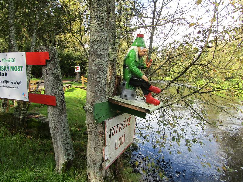 Národní park Šumava dokončil obnovu povalového chodníku na Soumarském rašeliništi u Volar. Naučná stezka turisty zavede k vyhlídkové věži a zpět k parkovišti lze projít okruh kolem řeky Vltavy.