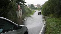 Zaplavená je i silnice ze Smědče do Ktiše, na kterou se vylil Smědečský rybník. Silnice je sice průjezdná, ale s velkou opatrností. Kvůli nemožnosti objízdné trasy museli silničáři úsek pouze označit dopravním značením se snížením rychlosti.