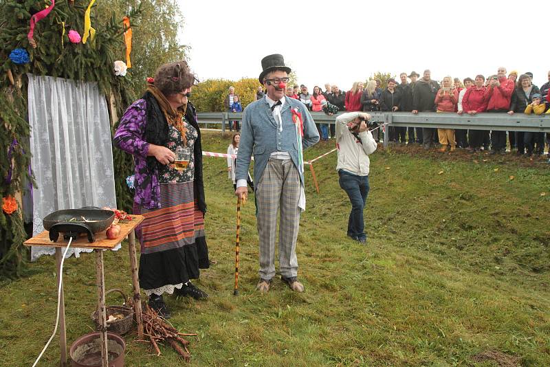 Nevšední staročeskou konopickou si v sobotu užili ve Svaté Maří na Prachaticku. Ženy nemohly, a tak zaskočili muži.