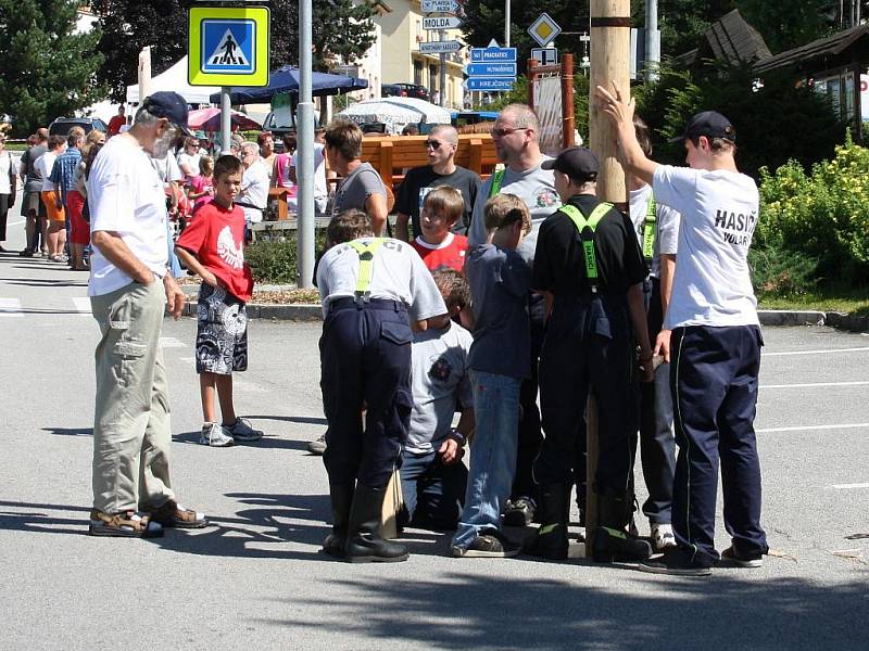 Poslední přípravy a klání o putovní volarský dřevák může začít.