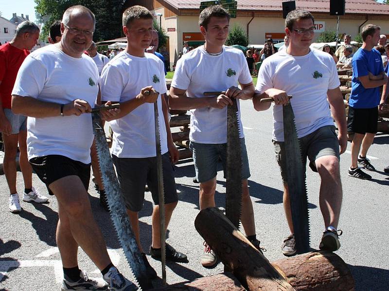 Poslední přípravy a klání o putovní volarský dřevák může začít.