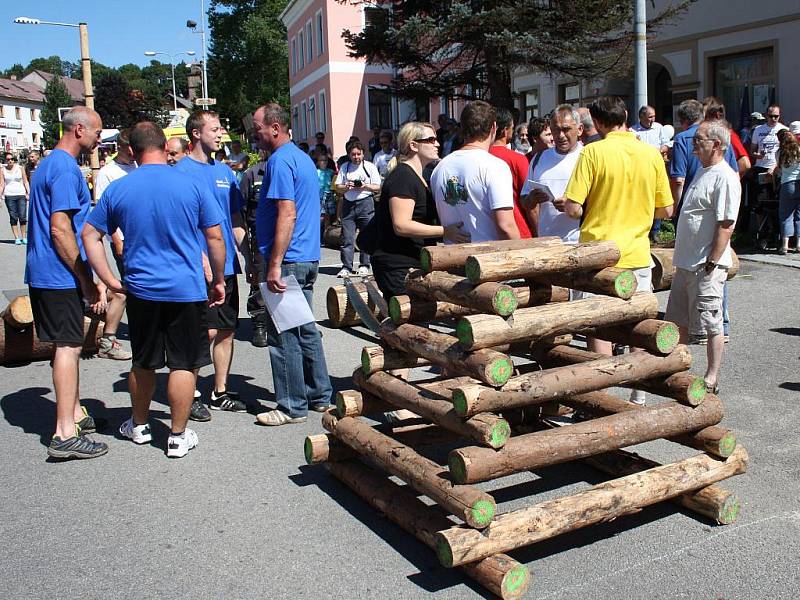 Poslední přípravy a klání o putovní volarský dřevák může začít.