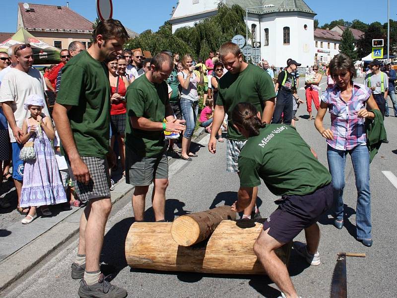 Jako první přijde na řadu řezání kulatiny na čas.