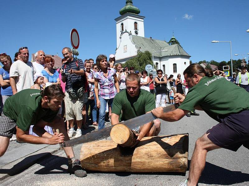 Jako první přijde na řadu řezání kulatiny na čas.