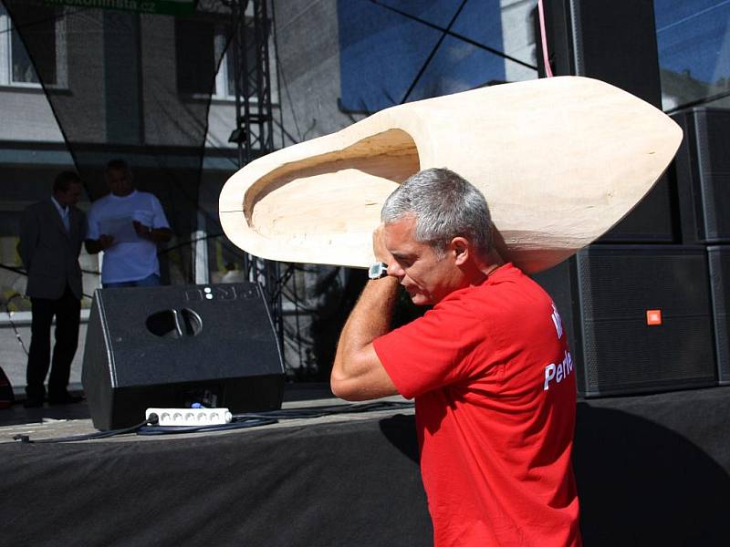 O tenhle padesát kilo težký a 120 centimetrů dlouhý dřevák se bojuje rok co rok.