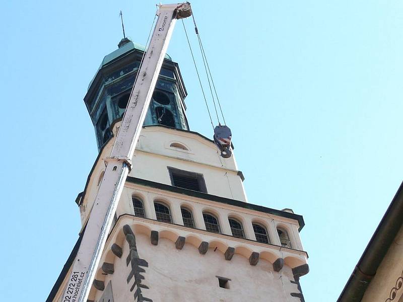 Než šel nový zvon nahoru naostro, bylo potřeba všechno náležitě odladit a pečlivě vyměřit.