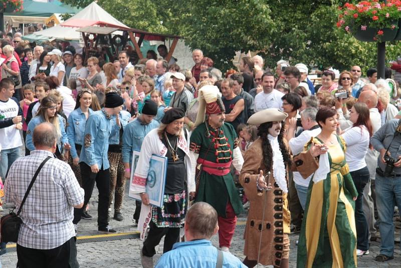 Sobotní program Slavností Zlaté stezky v Prachaticích odstartoval příchod historického průvodu s hlavním hostem letošních slavností Helenou Vondráčkovou.