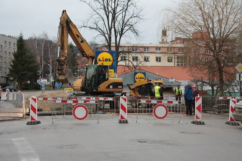 Krumlovskou ulicí se projet nedá a potrvá to až do 20. prosince.