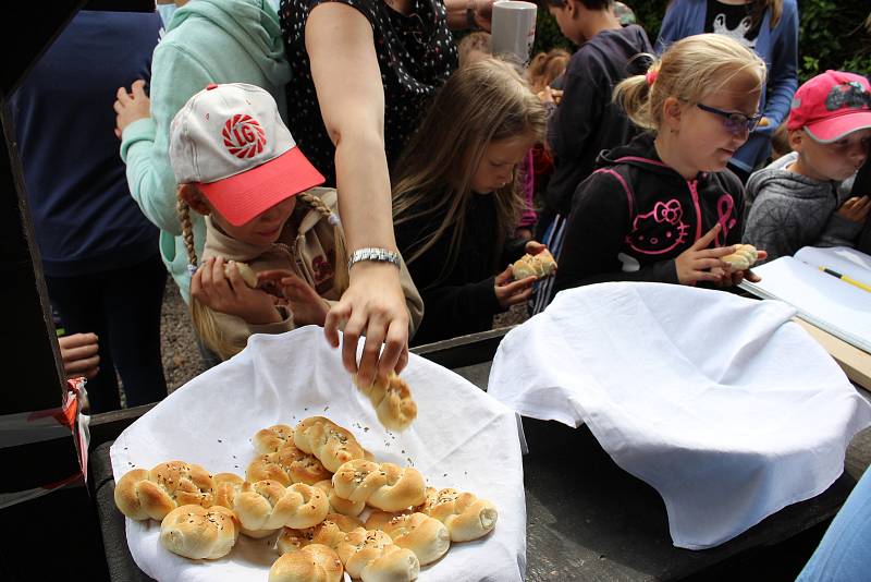 V Lenoře ochutnávaly děti chléb a houstičky vyrobené Augustinem Sobotovičem.