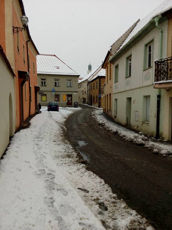 Husté noční a ranní sněžení způsobilo na Prachaticku místa kalamitní stav. Těžký sníh lámal větvě i stromy. Následné výpadky proudu působily problémy v obchodech i na úřadech.