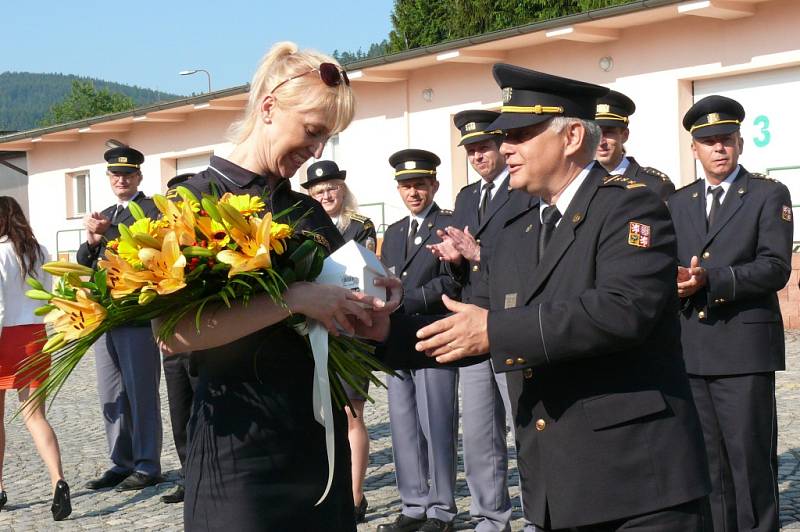 Před zahájením soutěže dostala ocenění krajská tisková mluvčí Vendula Matějů za záchranu lidského života.