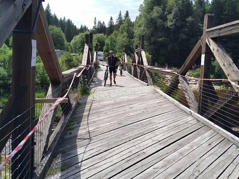 Hradlový most u Modravy je ve špatném stavu. Opravovat se bude až do června příštího roku.