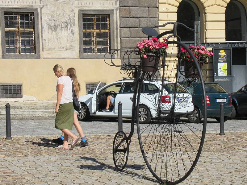 V Prachaticích od rána místní rozhlas hlásí opatření, která by lidé měli dodržovat. Roušky nasazuje asi polovina lidí především při nakupování. Izolovaní cizinci jsou vidět u ubytovny, když chodí kouřit ven.