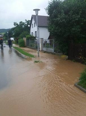 V Chlumanech zalila několik domů voda z rozvodněného potoka a rybníka.