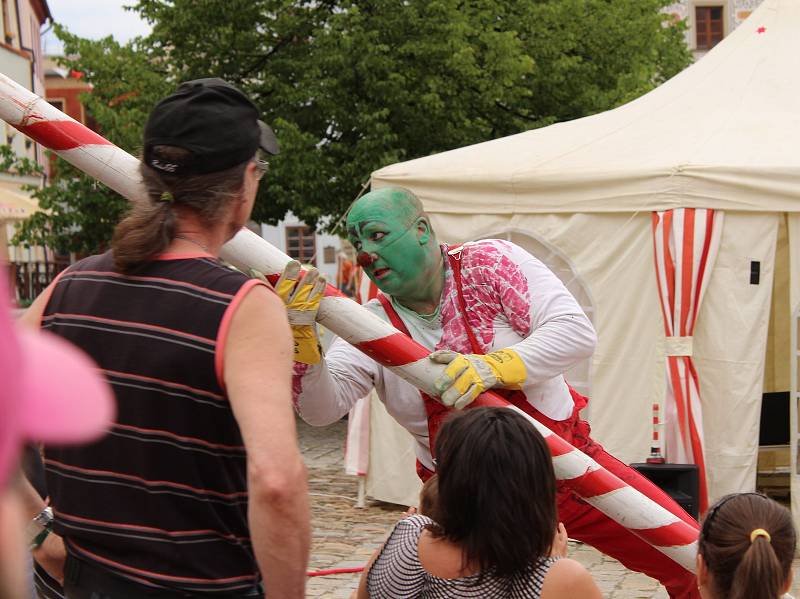 Stan na Velkém náměstí rozbalil při Muzejní noci Brick Cirk Cirkus Sakra. Klaun do svého vystoupení zatáhl i malé diváky. Ti se všichni skvěle bavili.