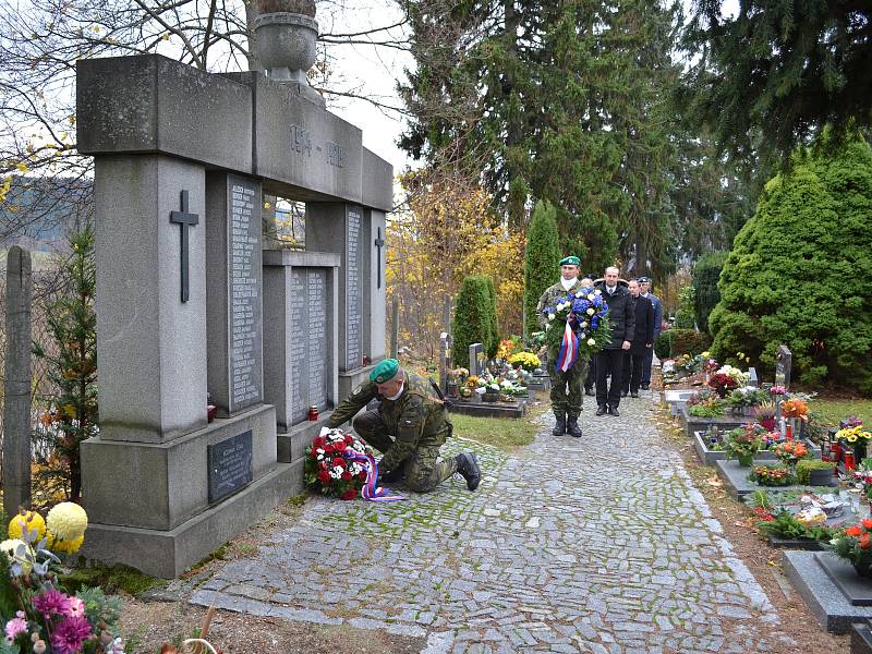 Zástupci města a Klubu vojenských důchodců z Prachatic uctili památku padlých ve světových válkách.