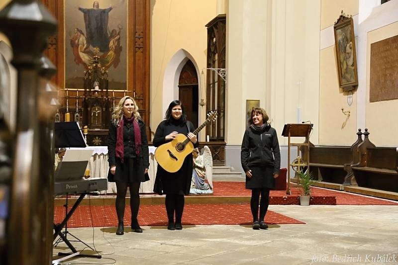 Prachatická Fontána zpívala, Marcela Haspeklová četla úryvky z knihy Šumava domovem.