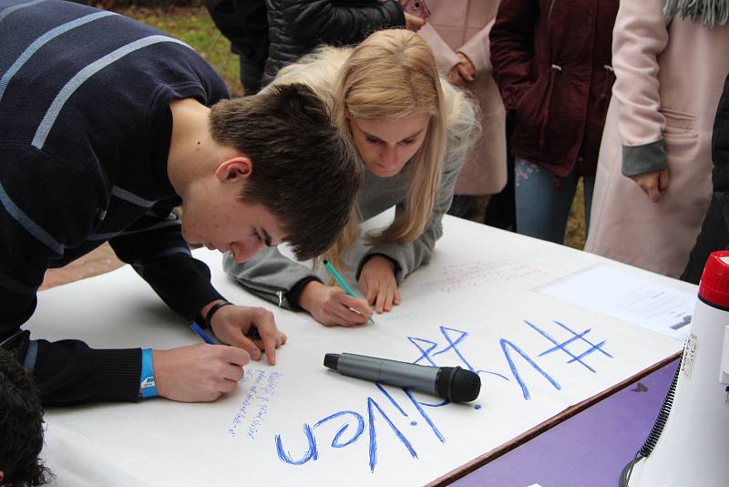 Prachatičtí gymnazisté se připojili k aktivitě Vyjdi ven!