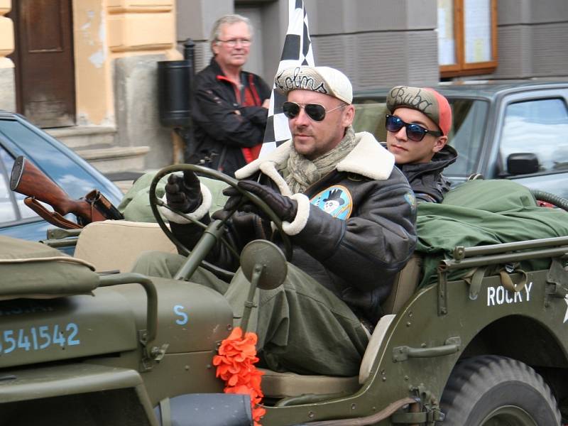 Historická vojenská auta přijíždějí na prachatické náměstí.