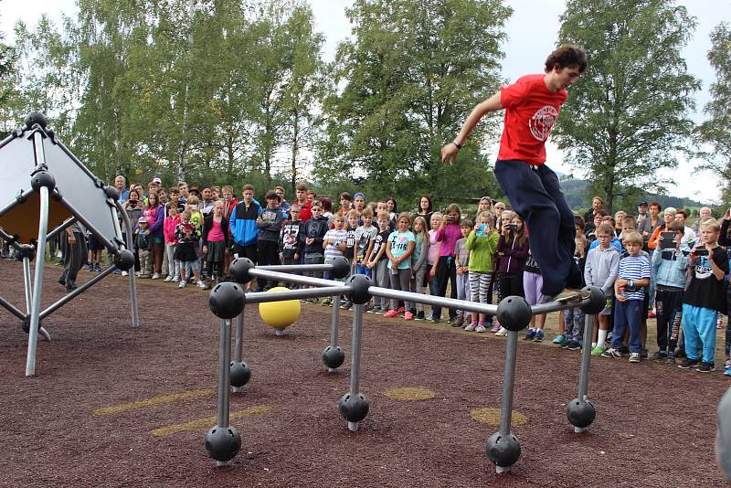 Veřejné parkourové hřiště otevřeli v pondělí 4. září ve Volarech.