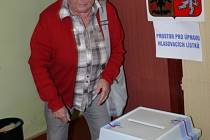 Krátce po druhé hodině se začala plnit volební místnost v ulici Husova v Prachaticích.