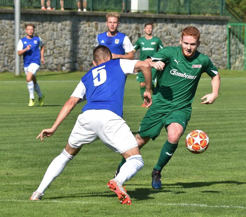 Lažišťští fotbalisté (zelené dresy) přehráli Třeboň 3:2.