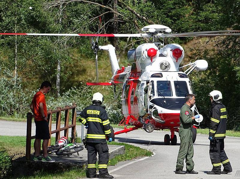 Tragedií skončila nehoda osobního vozidla na Vimpersku. Starší řidič na následky i přes veškerou pomoc zemřel na místě.