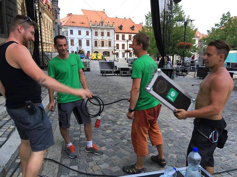 Obvykle už večer před slavnostmi hlavní pódium na náměstí stojí a ladí se poslední detaily. Letos je ale situace jiná. K dokončení stavby ještě zbývá hodně práce.