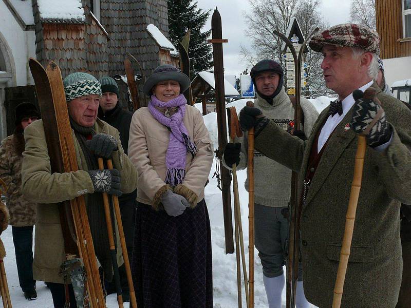 Lyžci v dobových kostýmech a na historických lyžích si dali dostaveníčko na Kvildě.