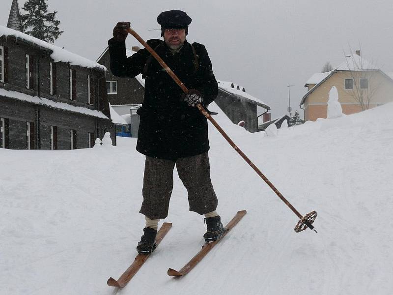 Lyžci v dobových kostýmech a na historických lyžích si dali dostaveníčko na Kvildě.