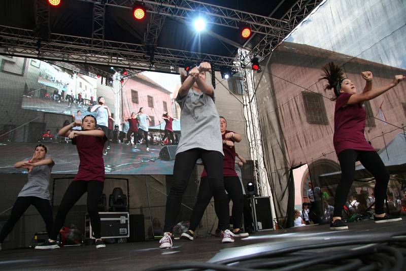 Deset choreografií předvedli na hlavním pódiu při sobotním programu Slavností Zlaté stezky v Prachaticích tanečníci ze studia Crabdance.