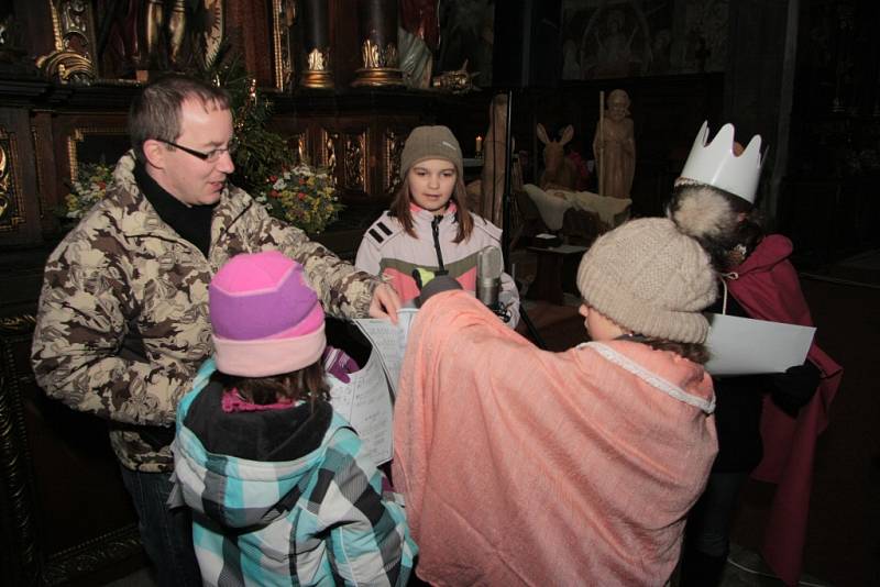 Od druhého ledna začala i na Prachaticku Tříkrálová sbírka. Koledníkům požehnali včera také při dětské mši v kostele svatého Jakuba v Prachaticích.