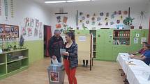 Vladimír Hettner s dcerou přišli volit v pátek večer do ZŠ Vodňanská v Prachaticích.