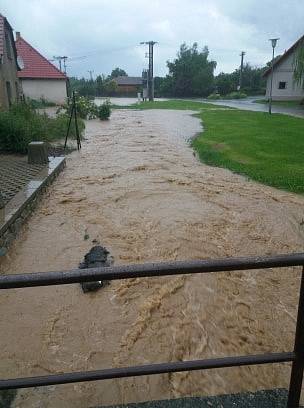 V Chlumanech zalila několik domů voda z rozvodněného potoka a rybníka.