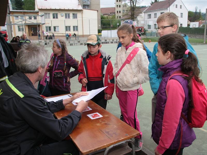 V areálu Domu dětí a mládeže a dopravního hřiště v Prachaticích se ve čtvrtek 12. května uskutečnilo okresní kolo soutěže hlídek mladých zdravotníků. 