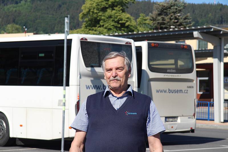Robert Dušek za třiatřicet let řídí autobus. Má na kontě dva miliony kilometrů ujetých bez nehody. Gratulovali mu zástupci ČSAD Autobusy České Budějovice i policie.