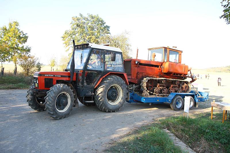 Setkání příznivců starých traktorů v Mahouši.