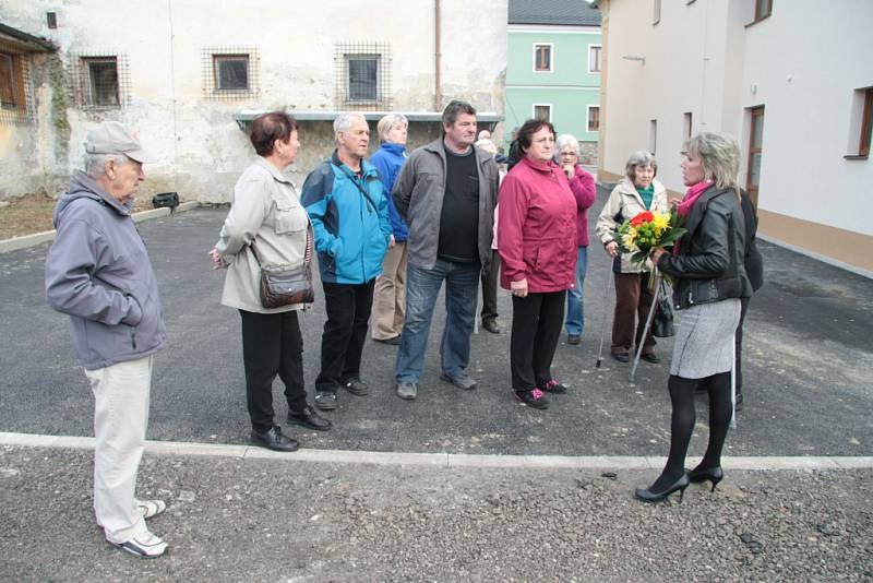 V pátek 6. listopadu si mohla veřejnost ve Volarech prohlédnout zrekonstruovaný objekt v centru města, který bude sloužit jako dům s pečovatelskou službou. všech devět bytů je plně bezbariérových.