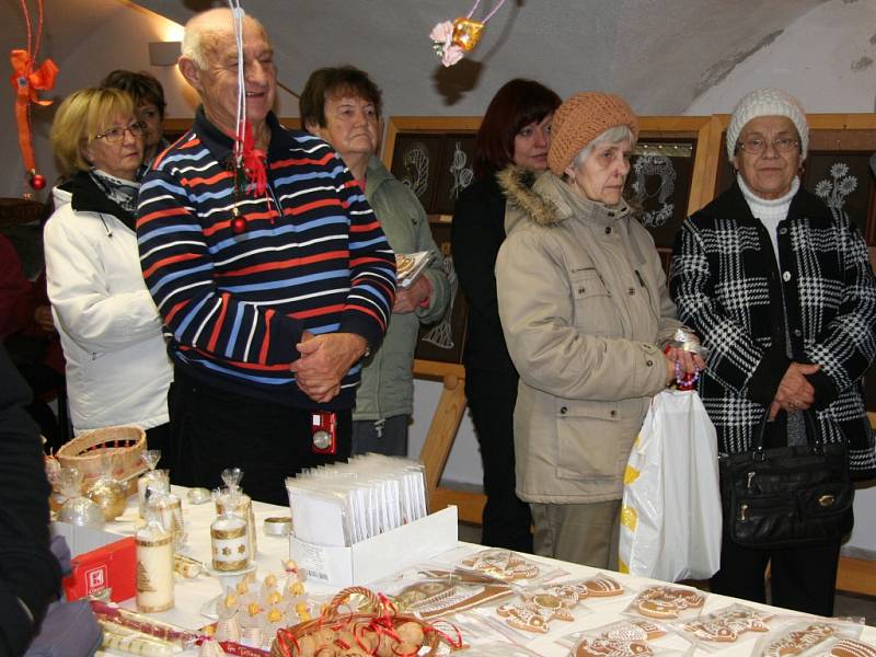 Prachatičtí senioři nabízejí vánoční zboží na prodejní výstavě v Muzeu české loutky a cirkusu.