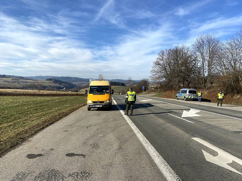 Kontroly řidičů na hranicích okresů Prachatice a Strakonice u Čkyně.