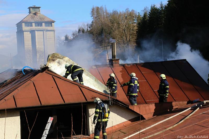 Sbory dobrovolných hasičů Čkyně, Vacov, Vlachovo Březí a profesionální jednotky z Vimperka a Prachatic zasahovaly ve středu při požáru bytu v areálu firmy Lignointerier ve Čkyni.