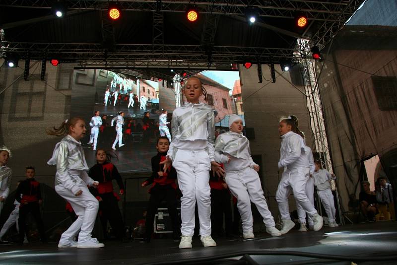 Deset choreografií předvedli na hlavním pódiu při sobotním programu Slavností Zlaté stezky v Prachaticích tanečníci ze studia Crabdance.