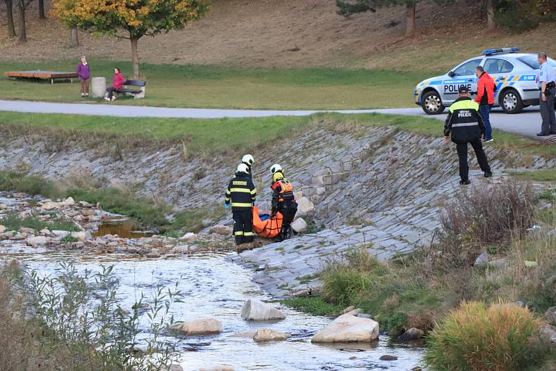 Policisté v řece Volyňce našli lidské tělo.