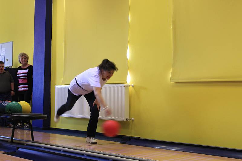 Senioři ze tří měst se potkali u bowlingové dráhy ve Volarech.