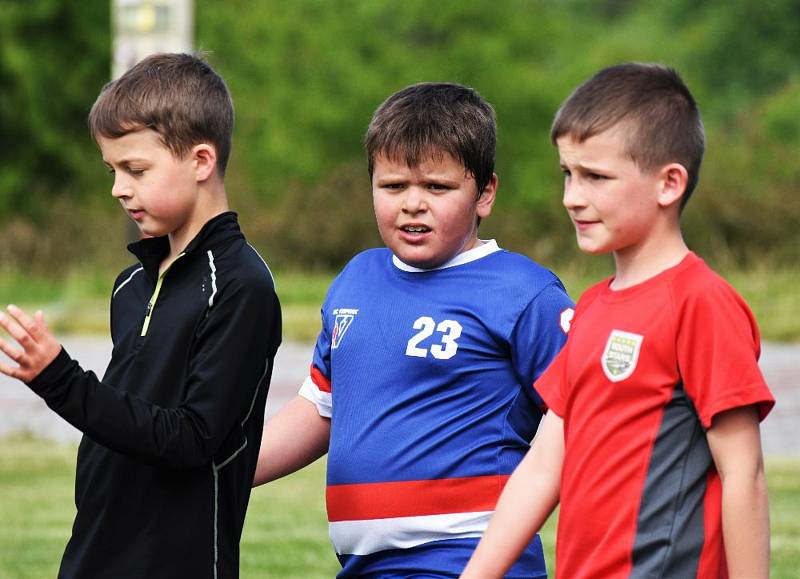 Mladí vimperští hokejisté se připravují na suchu na hřišti v Budilově.