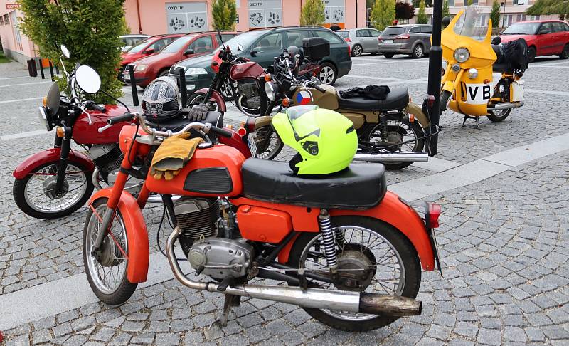 Milovníci motocyklů JAWA vyrazili na poslední letošní vyjížďku.