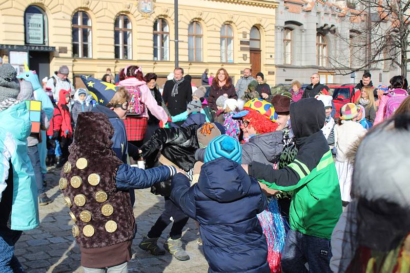 Děti ze ZŠ Zlatá stezka 240 vyrazily do masopustního průvodu Prachaticemi.