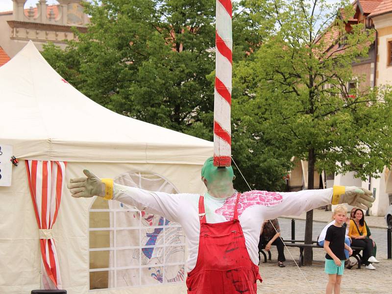 Stan na Velkém náměstí rozbalil při Muzejní noci Brick Cirk Cirkus Sakra. Klaun do svého vystoupení zatáhl i malé diváky. Ti se všichni skvěle bavili.